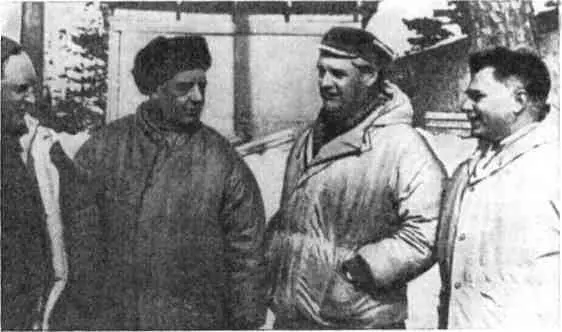 Через 20 лет Участники ледового перехода и штурма Эльбруса Слева направо Л - фото 29