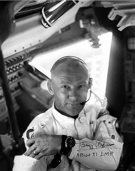 Фото Эдвина Базза Олдрина в лунном модуле корабля Apollo11 сделано в июле - фото 94