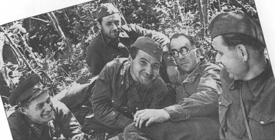 Слева направо К Сурков О Курганов К Симонов Б Кригер П Трошкин 1941 - фото 12