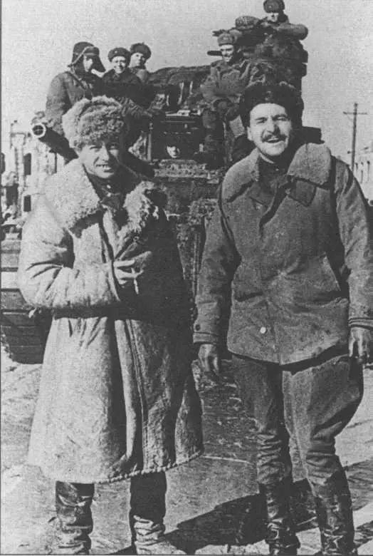 С Романом Карменом Вязьма 1943 К Симонов выступает перед офицерами и - фото 14