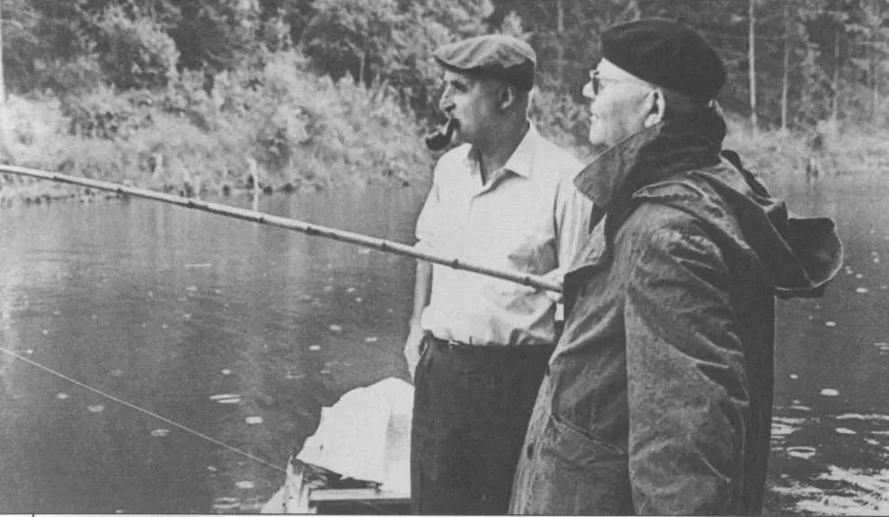 С маршалом И С Коневым на рыбалке 1966 На даче у маршала Г К Жукова - фото 22