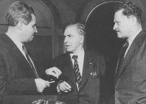 С Ильей Эренбургом и Назымом Хикметом Москва 1952 С Борисом Горбатовым - фото 28