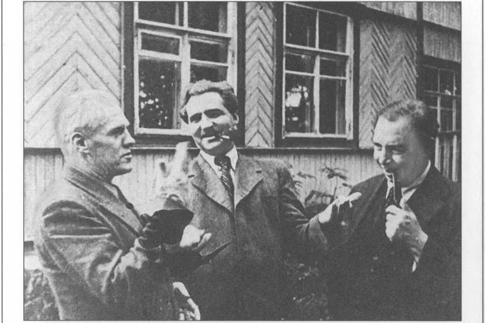 Николай Тихонов слева и Джон Бойнтон Пристли 1946 Жоржи Амаду 1950е - фото 32