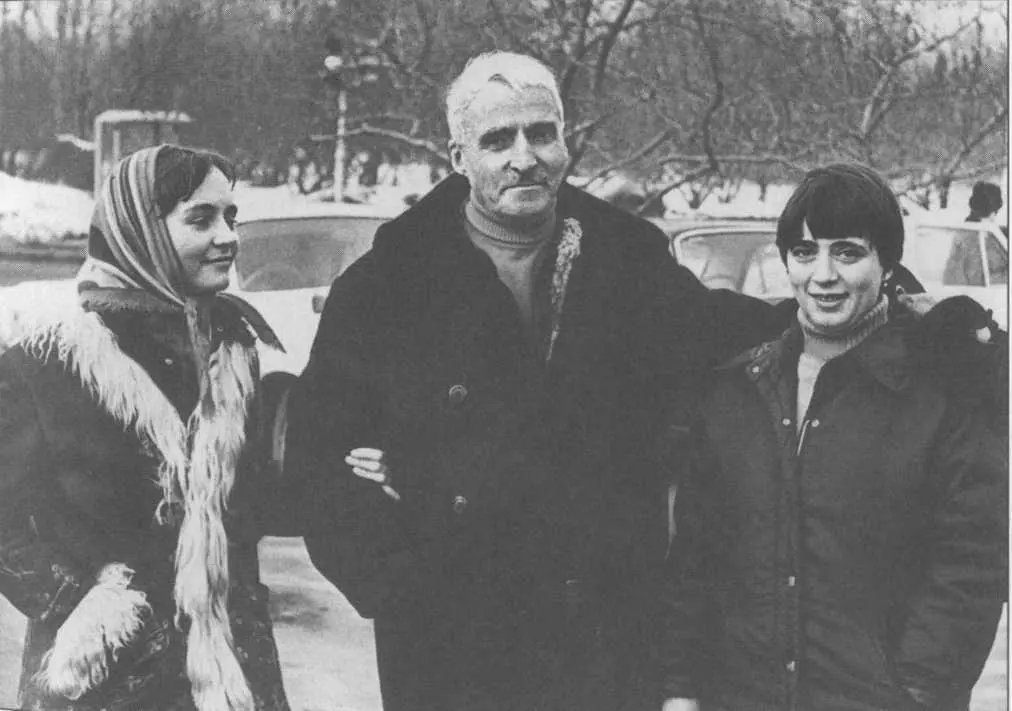 С дочерьми Александрой слева и Екатериной 1970е годы - фото 40