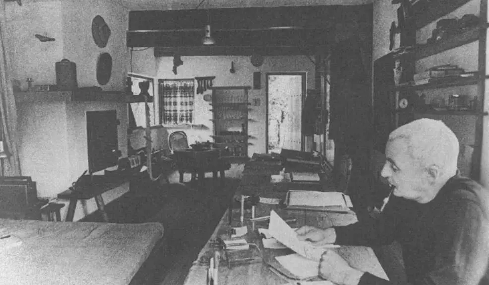 В рабочем кабинете Гульрипши 1969 Памятный камень на Буйническом поле где - фото 46