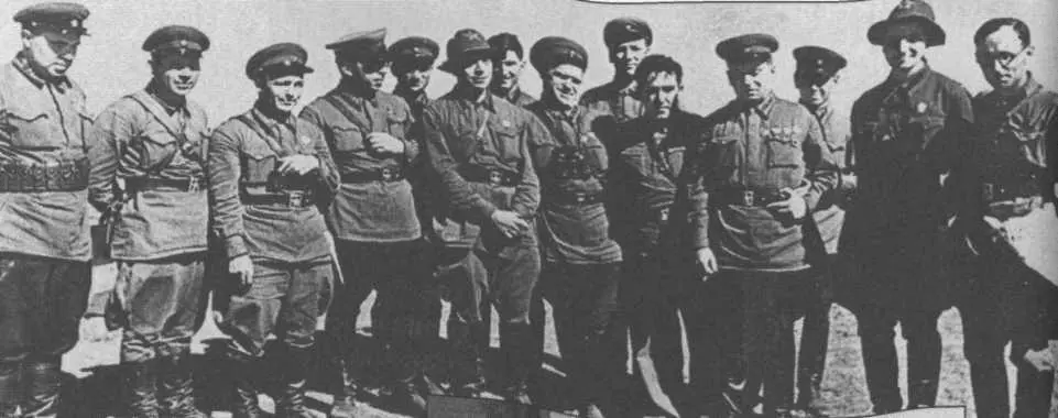 Сотрудники газеты Героическая красноармейская среди военачальников Справа - фото 7