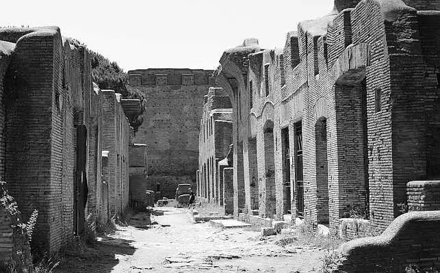 Рис 170 Остия Улица Одним из доказательств этого являются подпертые кладкой - фото 175