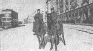 Патруль на московской улице Возвращались в Москву поездом Уже были - фото 38