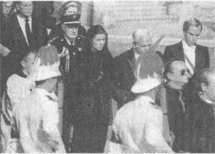 Князь Монако Ренье III в сопровождении Каролины и Альберта на похоронах - фото 43
