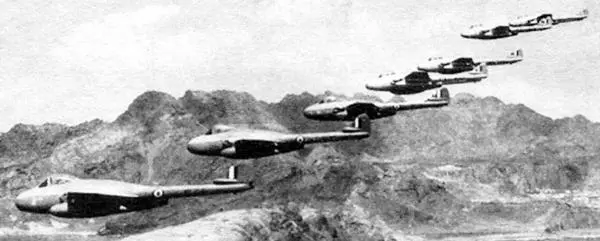 Группа FB9 в полёте поблизости от г Аден 1954 г С появлением FB5 в 1949 - фото 77