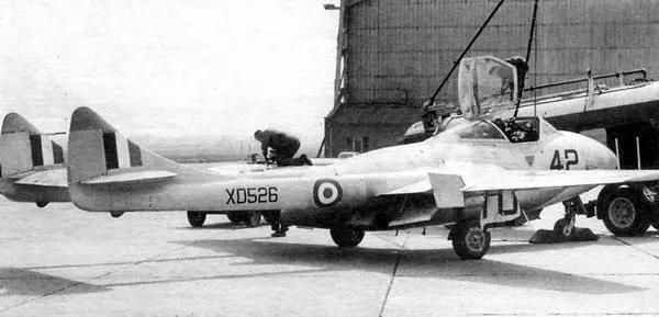 Заправка T11 Центральной лётной школы 1954 г Си Вампир T22 на - фото 80