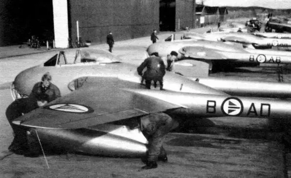 Первые четыре истребителя F3 поставленных в Норвегию в апреле 1948 г возле - фото 95