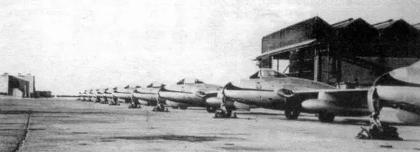 FB52 из 1й родезийской эскадрильи на аэродроме Хормаксар в Адене лето 1958 - фото 101