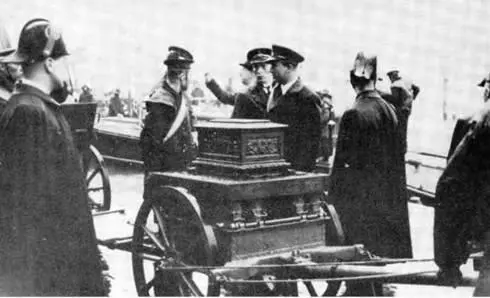 Вручение Боевого знамени на Кадорна 1933 г Армандо Диац в 1934 г - фото 102
