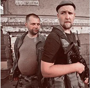 Фото РИА Новости Александр Бородай крайний слева с автоматом около - фото 74