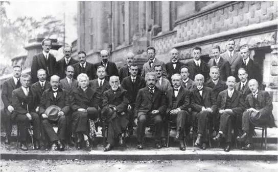 Пионеры квантовой теории на Пятой Сольвеевской международной конференции - фото 38