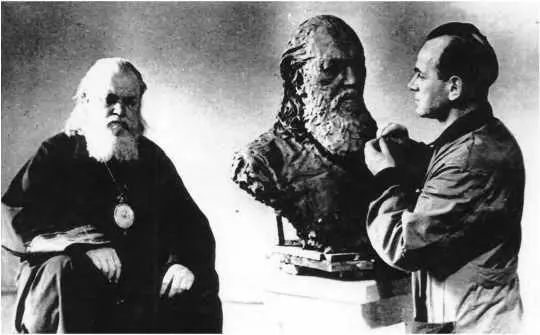 Скульптор МП Оленин делает бюст архиепископа Луки По поводу вручения ему - фото 47