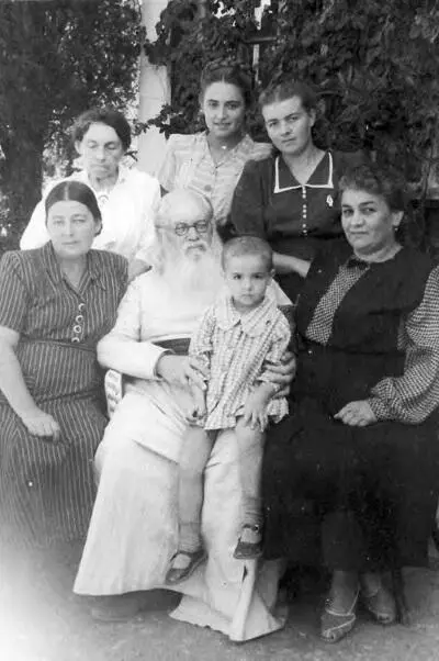 Святитель с родными Один из них Юрий Николаевич Сидоркин - фото 60