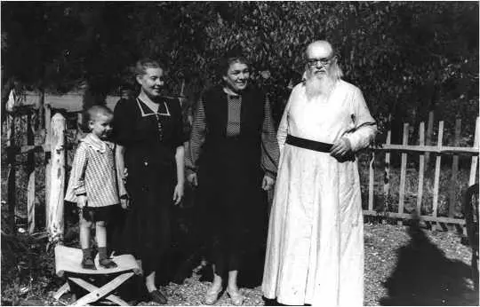 Архиепископ Лука в Алуште с дочерью Еленой ее дочерью Анной и внучкой Ириной - фото 76