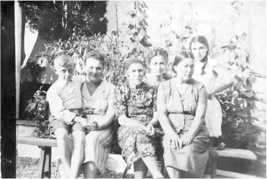 Родные и внуки святителя Луки слева направо Юрий и Нина Павловна Сидоркины - фото 78