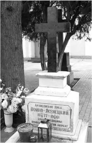 Могила святителя Луки на кладбище в Симферополе Когда дедушка умер я думал - фото 80
