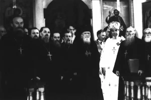 Владыка Лука в центре после богослужения в одном из храмов Крыма В 1954 году - фото 100
