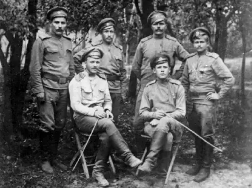 Хозяйственный комитет 197го полка Председатель ИП Павлов сидит слева Лето - фото 4
