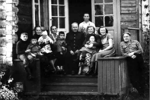 СН Павлова третья слева и ИП Павлов в центре с внуками Крайний справа - фото 22