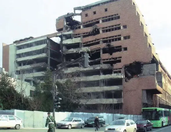 Разрушенные здания Министерства обороны в Белграде 2002 г На мосту в - фото 87
