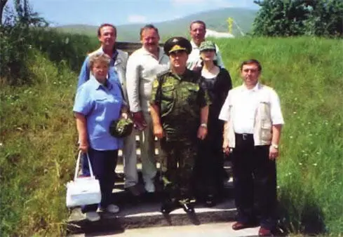 2002 г Косово В русском батальоне У разрушенного дома Слободана Милошевича - фото 91