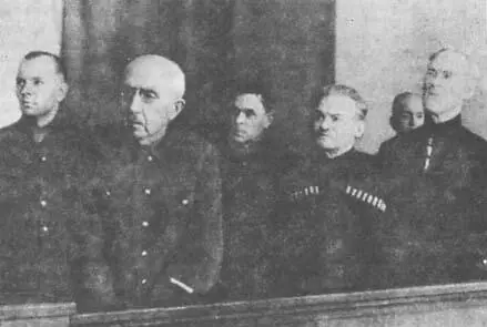 На скамье подсудимых слева направо эсэсовец фон Панвиц П Краснов С - фото 13