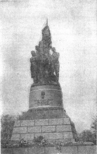 Памятник молодогвардейцам на центральной площади Краснодона Их немеркнущая - фото 21
