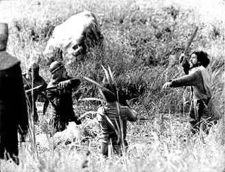 Стрелы Робин Гуда 1975 Каскадёр Николай Ващилин слева бьётся на мечах с - фото 40