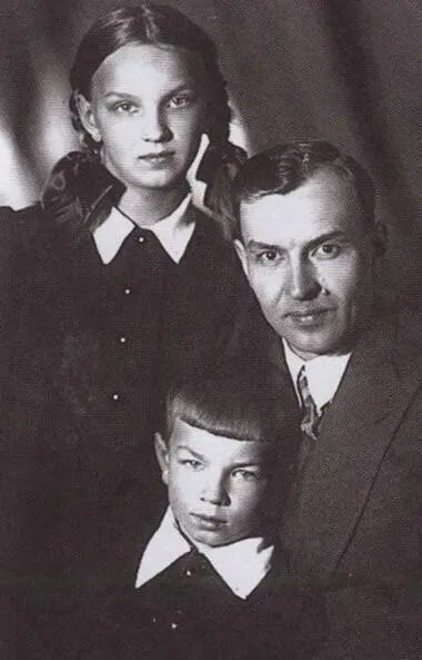 Первоклассник Андрюша Вознесенский с отцом и сестрой 1940 г В эвакуации с - фото 5