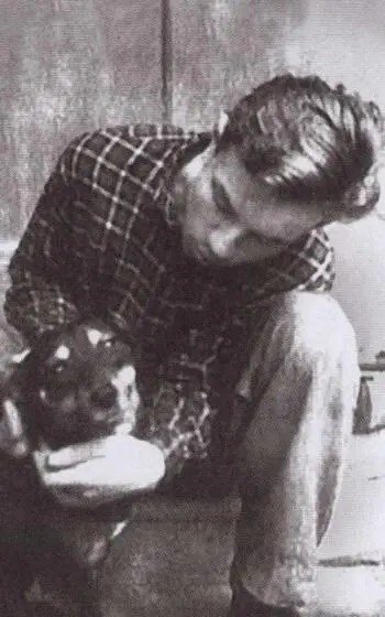 В эвакуации с верной собакой Джульбой Курган 19421944 гг Андрею - фото 6