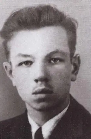 Андрею Вознесенскому 16 лет Фото на паспорт 1949 г Мама поэта в конце - фото 7