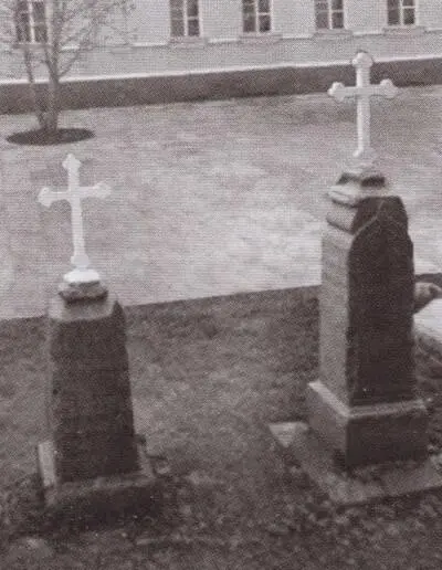 Надгробие А Полисадова слева на подворье монастыря Муром Фото 2013 г - фото 13