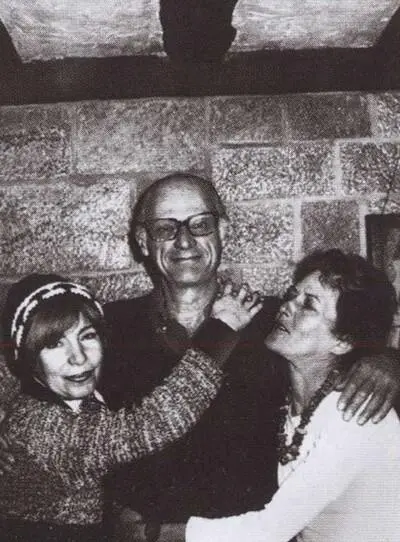 Друг семьи драматург Артур Миллер с женой Ингой Морат справа и Зоей - фото 46