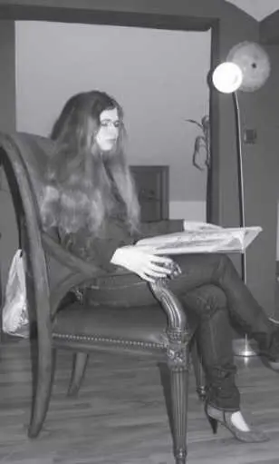 Изабелла за чтением книги в состоянии транса Каждый человек боится смерти - фото 26