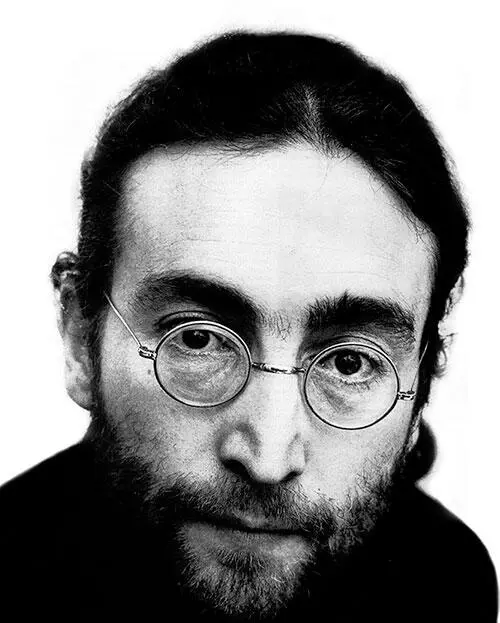 По сути дела Beatles начались именно с Джона Леннона Его мать в которой он - фото 335