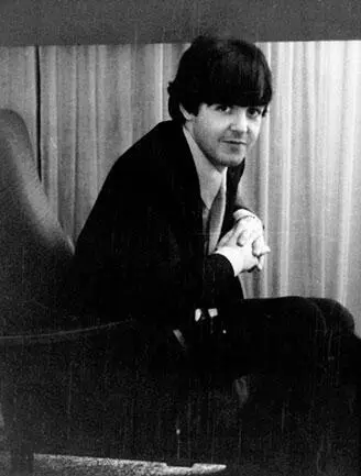 Да и в жизни он был последним холостяком в рядах Beatles но женившись на - фото 347