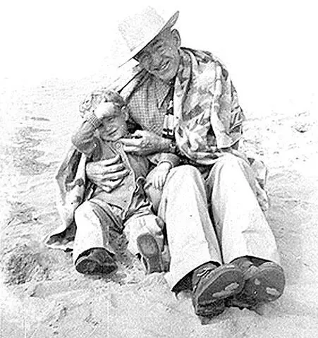 Джим и его дедушка Мерлин 1945 Я говорю эй я думал ты уехал в НьюЙорк Он - фото 367
