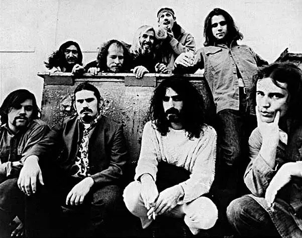 The Mothers of Invention Именно Фрэнк выпустил серию концертных альбомов под - фото 446