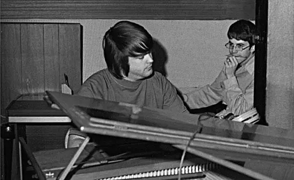 Брайан Уилсон за роялем После Pet Sounds Брайан подгоняемый соревнованием с - фото 498