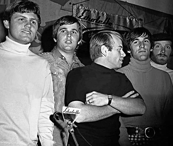 После катастрофы с альбомом Smile Beach Boys продолжали быть популярными - фото 504