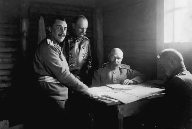 В штабе 8й Сибирской дивизии Слева направо нач штаба полковник Н Н - фото 7