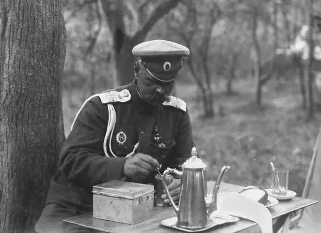 Утро командующего дивизией В Ф Джунковского Рапиово Июль 1916 г В кн - фото 8