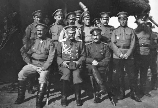 В Ф Джунковский с офицерами 25го и 27го Сибирских полков 6 августа 1916 г - фото 11