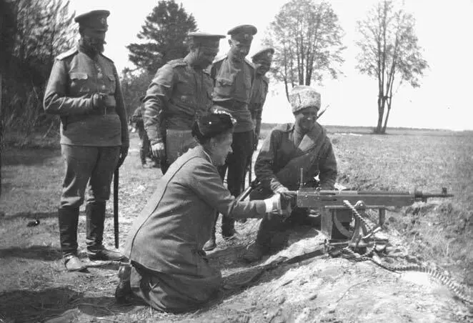 Е Ф Джунковская у пулемета Кольт в 32м Сибирском полку 1916 г Фото В - фото 23