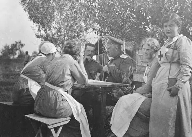 В Ф Джунковский с сестрами Пермского лазарета Отоцевичи Июнь 1916 г - фото 26